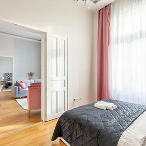 Luxury 3bedrm 2bathrm With Danube River View Apartment